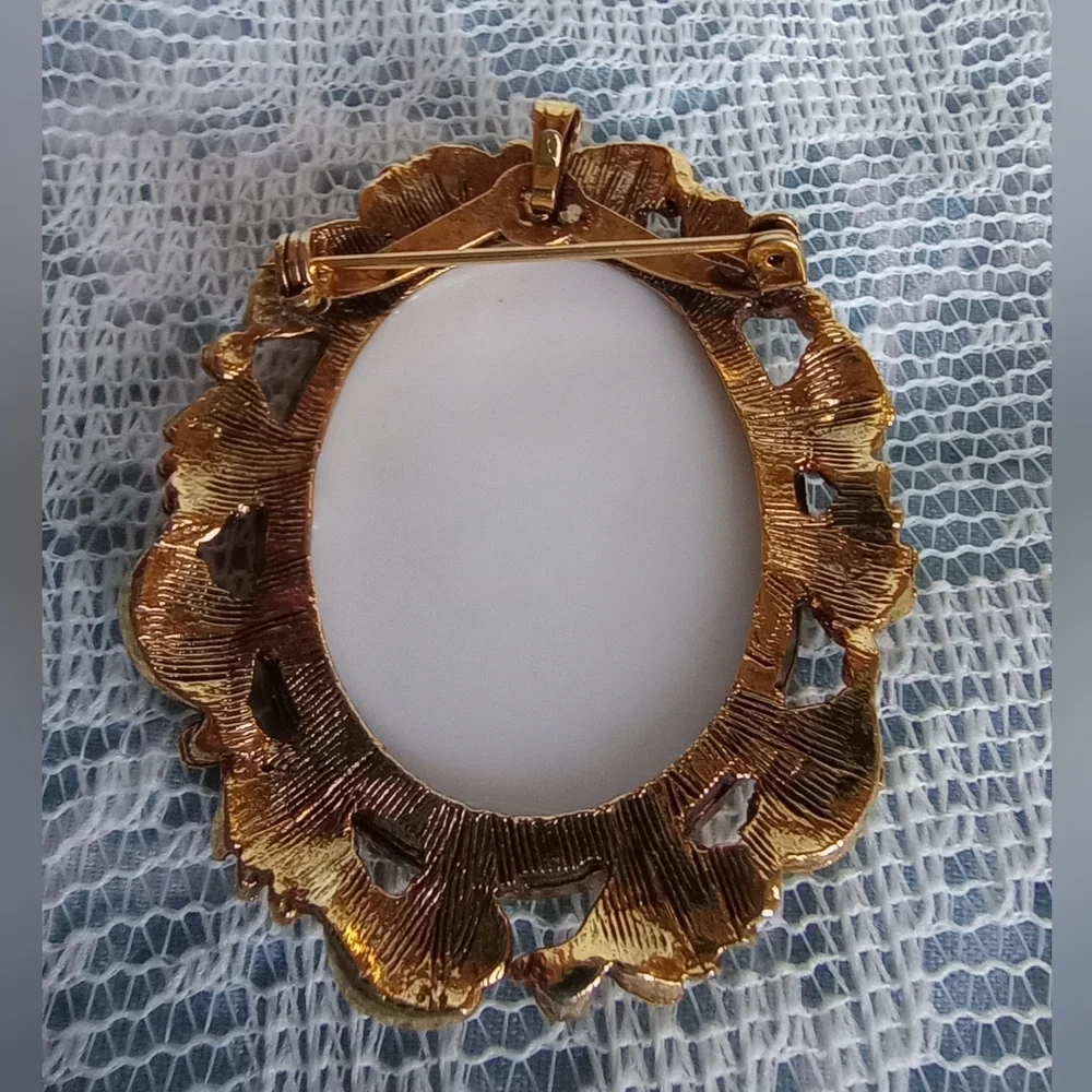 Vintage Floral Gold Tone Pendant/Brooch - Picture 5 of 5